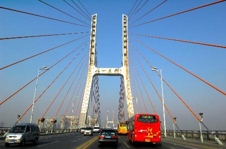 圖文:南昌八一大橋將進行&ldquo;體檢&rdquo;